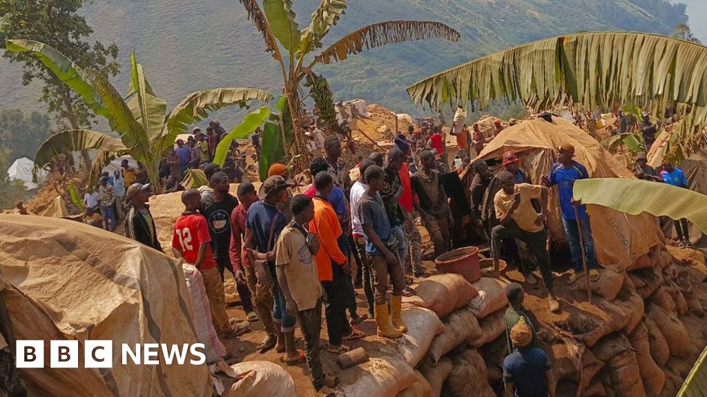 Rescuers dig with bare hands for trapped miners in Lomera