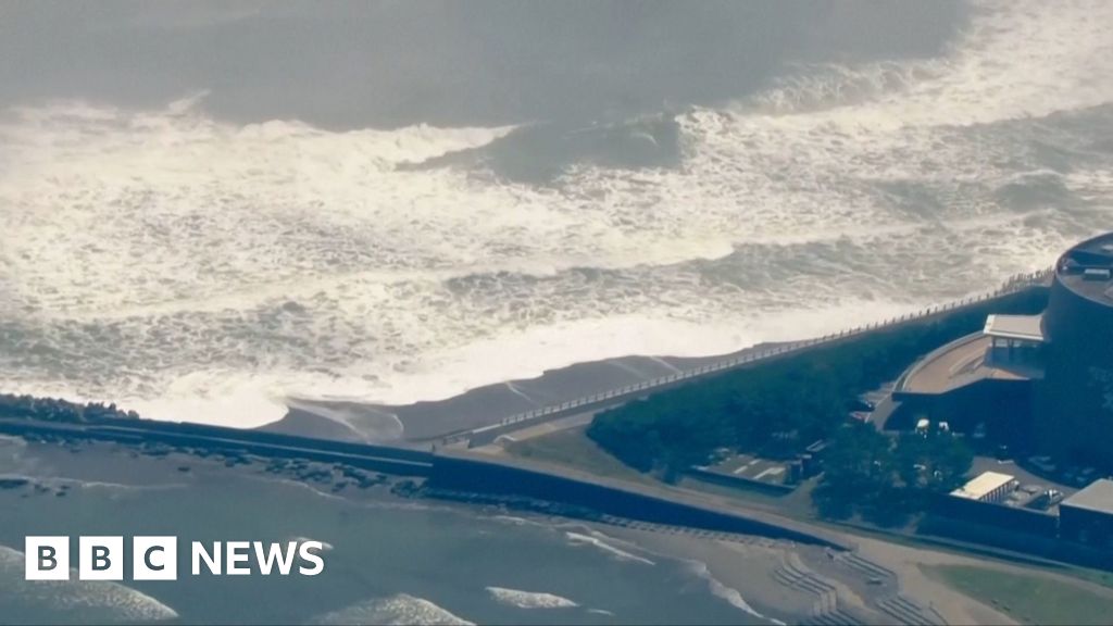 Major earthquake off Russia triggers tsunami warnings